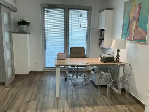 Biurko, fotel i dwa krzesła w gabinecie konsultacyjnym Włodzimierza Sajdaka w Koszalinie.