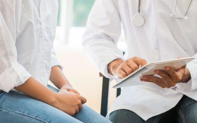 Pierwsza miesiączka (menarche) – kiedy się pojawia i jak ją rozpoznać?